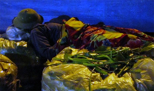 Phiên chợ “ngủ gật” ở Hà Nội - 5 Quen với cảnh chợ đêm, nhiều người còn chuẩn bị sẵn chiếc chăn mỏng để đắp