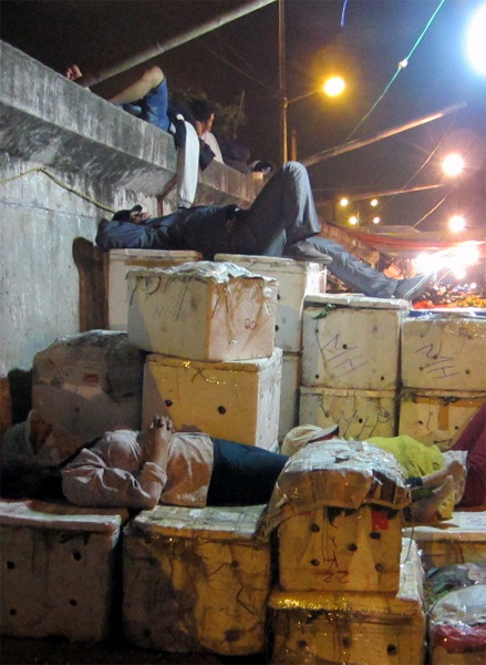 Phiên chợ “ngủ gật” ở Hà Nội - 7 “Vị trí đẹp” thường nhanh chóng hấp dẫn những tấm thân mệt mỏi rã rời