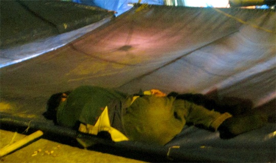 Phiên chợ “ngủ gật” ở Hà Nội - 8 Đầu phiên, khi chợ chưa tất bật thực sự, có người “bỏ mặc đời” trốn lên nóc bạt ngủ li bì