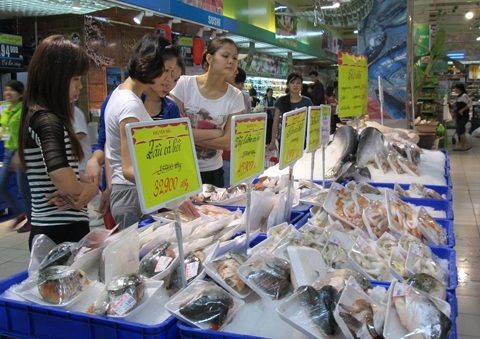 Gần nửa đêm, dân Hà Nội xếp hàng "vét" đồ siêu thị - 1 Hàng cá đông lạnh được nhiều người quan tâm