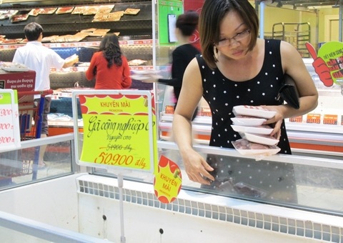 Gần nửa đêm, dân Hà Nội xếp hàng "vét" đồ siêu thị - 2 Thịt heo, thịt gà công nghiệp cũng là thực phẩm tránh bão được nhiều ngươi tìm mua