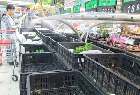 Gần nửa đêm, dân Hà Nội xếp hàng "vét" đồ siêu thị - 3 Rau tươi cháy hàng vì người tiêu dùng mua tránh bão