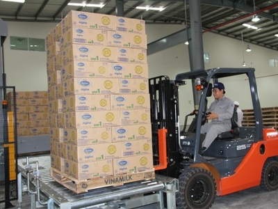 Doanh nghiệp tố bị thuế hành - 1 Nhà máy sữa của Vinamilk tại Bình Dương đang gặp trở ngại về hoàn thuế.
