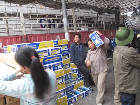 Quá dễ tìm mua thuốc tăng trưởng của Trung Quốc cho rau quả! - 1 Thuốc kích thích cây trồng được bày bán tại chợ Lũng Nghịu, Trung Quốc.