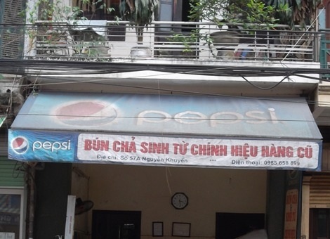 Loạn... “biển” gia truyền, chính hiệu - 3 Đến cửa hiệu thứ ba thì cho rằng cửa hàng mình mới là chính hiệu, hai cửa hiệu bên cạnh là mới mở