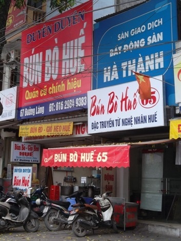 Loạn... “biển” gia truyền, chính hiệu - 4 Đến cửa hiệu thứ ba thì cho rằng cửa hàng mình mới là chính hiệu, hai cửa hiệu bên cạnh là mới mở