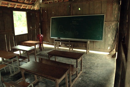 Hành trình Hơi ấm mùa đông đến với huyện Minh Hóa, Quảng Bình - 2 Cũng bàn, cũng ghế, cũng bảng xanh… nhưng vách gỗ đơn sơ lạnh giá mỗi khi mùa đông về