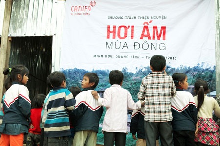 Hành trình Hơi ấm mùa đông đến với huyện Minh Hóa, Quảng Bình - 3 Ánh mắt háo hức pha lẫn tò mò của các em nhỏ khi đón đoàn thiện nguyện của Quỹ CANIFA vì cộng đồng