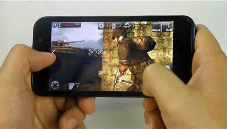 HKPhone RACER trình diễn khả năng chơi game “nặng” - 1 RACER chơi mượt những tựa game 3D không gian rộng lớn.