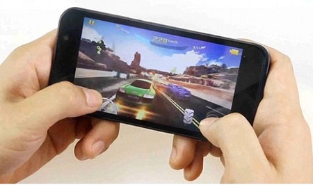 HKPhone RACER trình diễn khả năng chơi game “nặng” - 2 RACER đáp ứng hoàn hảo các tựa game đồ họa nặng đòi hỏi nhịp độ cao.