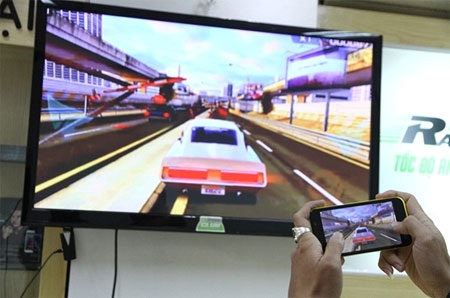 HKPhone RACER trình diễn khả năng chơi game “nặng” - 3 Các tính năng tích hợp như HDMI không dây đem đến trải nghiệm game thú vị cho người dùng.