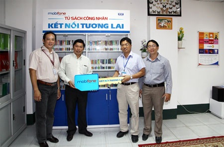 Công nhân - Tăng ca thay vì giải trí - 1 Đại diện MobiFone TP.HCM trao chìa khóa “Phòng giải trí MobiFone” cho Ban Quản lý Khu Công Nghiệp