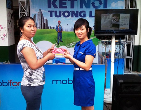 Công nhân - Tăng ca thay vì giải trí - 2 Nhân viên mobiFone trao những phần quà hấp dẫn cho khách hàng