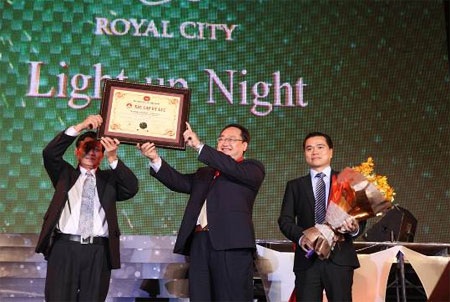 Không khí Giáng sinh tưng bừng bên cây thông kỷ lục Việt Nam - 1 Cây thông kỷ lục Việt Nam có mặt tại Royal City