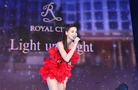 Không khí Giáng sinh tưng bừng bên cây thông kỷ lục Việt Nam - 3 “Nữ hoàng nhạc dance” Hồ Ngọc Hà với các ca khúc đang làm
mưa làm gió trên các bảng xếp hạng