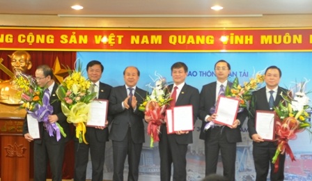 Vinashin chính thức "cáo chung" từ ngày mai - 1 Thứ trưởng Bộ GTVT Nguyễn Văn Công trao quyết định cho tân lãnh đạo SBIC
