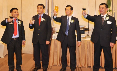 VietinBank tổ chức thành công chương trình “Kết nối Kinh doanh toàn cầu” - 3 Nâng ly chúc mừng sự thành công của chýõng trình Kết nối Kinh doanh toàn cầu