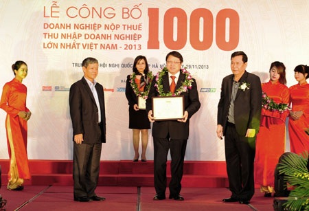 Phó Tổng Giám đốc VietinBank Nguyễn Văn Du đại diện nhận Chứng nhận xếp hạng V1000 năm 2013