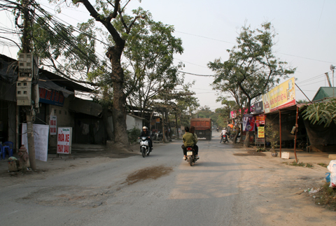 Bán sợ hớ mua sợ lỗ, đất Bắc Từ Liêm bất động - 1 Nhiều người dân nghe ngóng giá đất.