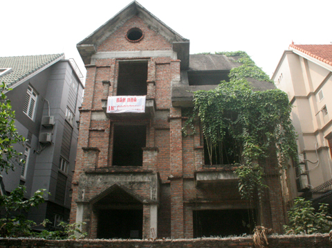 Những ngôi biệt thự bỏ hoang lại là chỗ tá túc của đại gia BĐS.