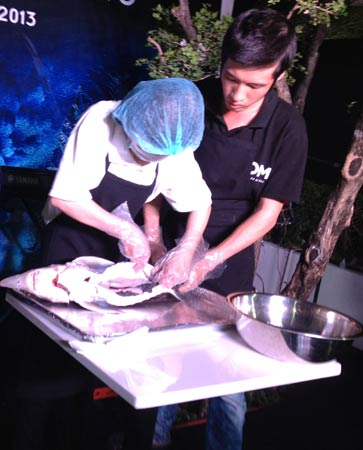 Đại gia chi 1 tỷ mở tiệc trứng cá tầm cuối năm - 1 Mổ cá tại bàn, mốt chơi của dân nghiện trứng cá tầm