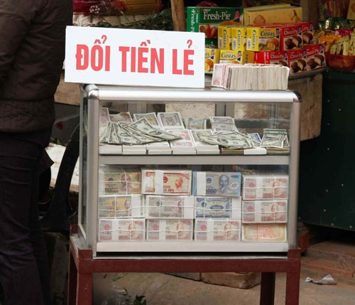 Dịch vụ đổi tiền lẻ giá “chát” vào mùa - 1 Dù bị cấm, nhưng dịch vụ đổi tiền lẻ vẫn hoạt động bình thường.