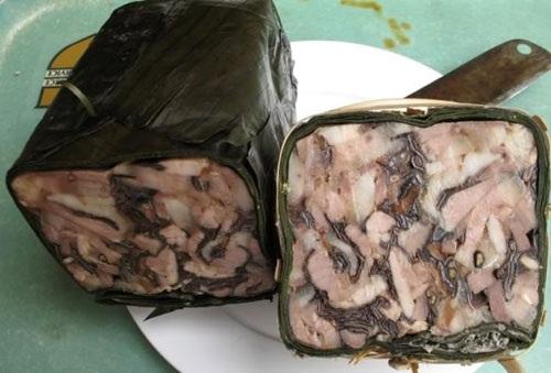 Dân công sở, làm đặc sản tại gia kiếm tiền Tết - 2 Chị em công sở tranh thủ làm giò xào để bán kiếm thêm tiền tiêu Tết.