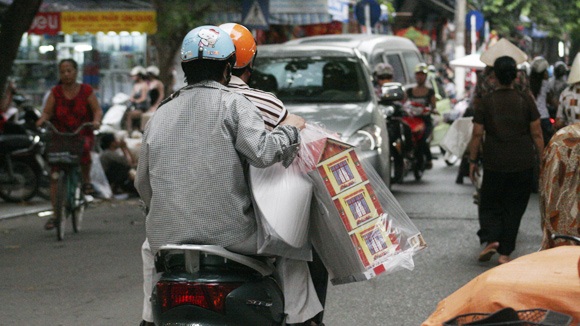 Cuối năm, lại nhộn nhịp đi… “đốt tiền” - 1 Phố Hàng Mã luôn nhộn nhịp, đông đúc vào dịp cuối năm. Ảnh: Phú Khánh