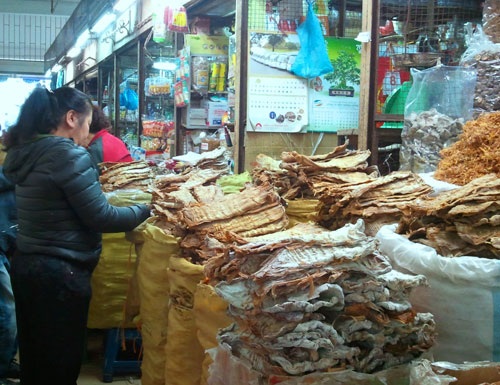 Hàng Tết “đói” khách vẫn quen thói tăng giá