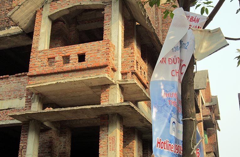 Bất động sản rao bán mình trong nhà vệ sinh - 5 Không thiếu những hình ảnh như vậy trên đường Lê Văn Lương kéo dài.