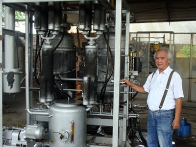 Kỹ sư Vũ Hồng Khánh bên chiếc máy điều chế hydro.