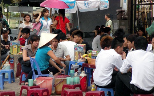 Ông “trùm” quyền lực: Phân lô, bảo kê vỉa hè - 3 Trùm vỉa hè bảo kê cả khu phố cho cả nhóm làm ăn