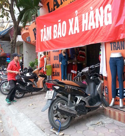 Cuối năm, mua hàng xả dễ trúng "quả lừa" - 1 Cuối năm nhiều “bão” xuất hiện tại các của hàng thời trang nhưng khách hàng không mấy quan tâm