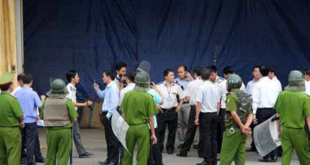 Dùng luật rừng giành rác bẩn trừ nợ ngàn tỷ - 1 Cảnh tranh chấp xiết nợ hỗn loạn khiến công an phải vào cuộc giữ trật tự.