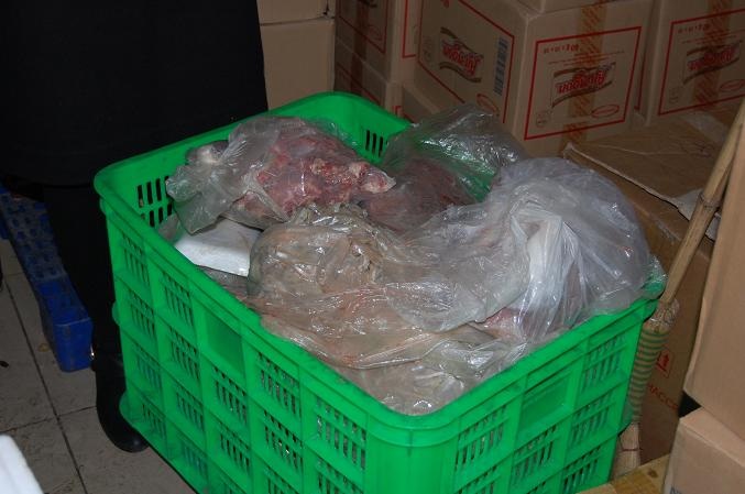 Bánh bao mốc xanh, thịt cá bốc mùi tại Co.opmart Hà Nội - 2 Hàng chục kilogam thịt, cá đã bốc mùi