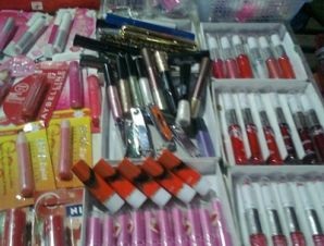 Mỹ phẩm Thái Lan nhập từ... chợ Đồng Xuân - 1 Mỹ phẩm Thái Lan bày bán ở chợ Đồng Xuân