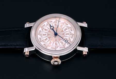 Speake Marin giao chiếc “Trống Đồng Đông Sơn” cuối cùng - 4 Dòng chữ “Dong Son Le Of 18” được khắc tay thủ công trên thân vỏ vàng hồng nguyên khối.