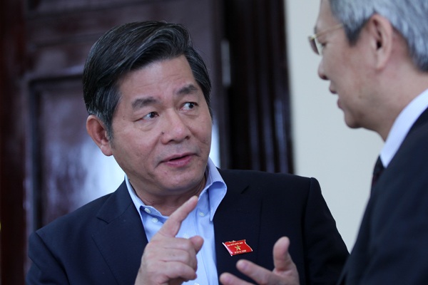 Trò chuyện với Bộ trưởng lấy đá ghè chân mình