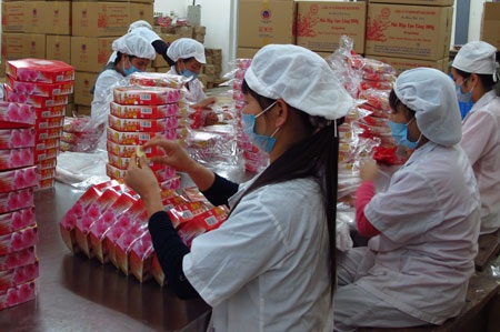 Các doanh nghiệp bánh kẹo trong nước tích cực chuẩn bị cho thị trường Tết Giáp Ngọ.