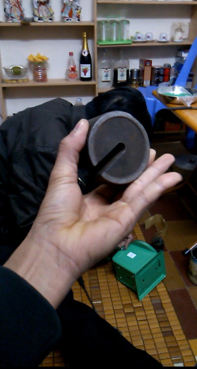Người tiêu dùng bị móc túi vì... cân điêu - 3 Theo lời ông chủ, cục sắt đúng 1kg để làm mẫu có dấu chứng nhận đo lường.