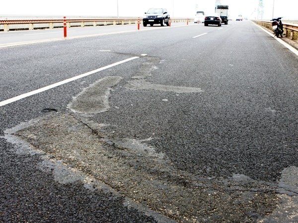 Cầu Thăng Long sẽ tiếp tục được sửa chữa các hư hỏng. (Ảnh: TTXVN)