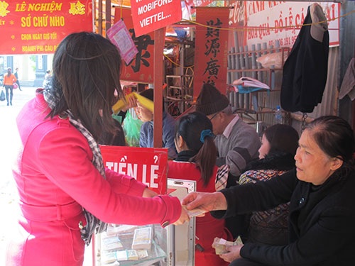 Tiền lì xì: Trong hiếm, ngoài... bao la - 1 Chuyện đổi tiền lẻ diễn ra công khai ở Hà Nội (Ảnh: Văn Duẩn)