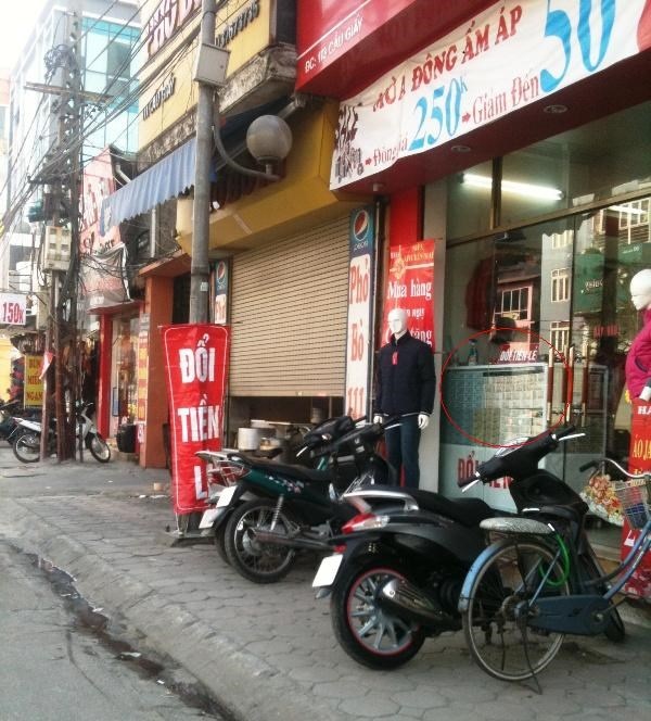 Tại cửa hàng thứ hai, một tủ tiền lẻ chất đầy (Ảnh Duyên Duyên)