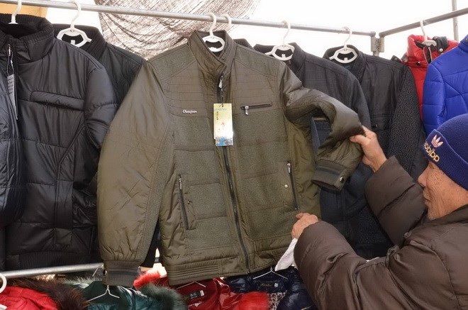 Hàng nhập lậu tràn ngập chợ quê  - 1 Hàng may mặc nguồn gốc Trung Quốc được bày bán la liệt ở các chợ quê.