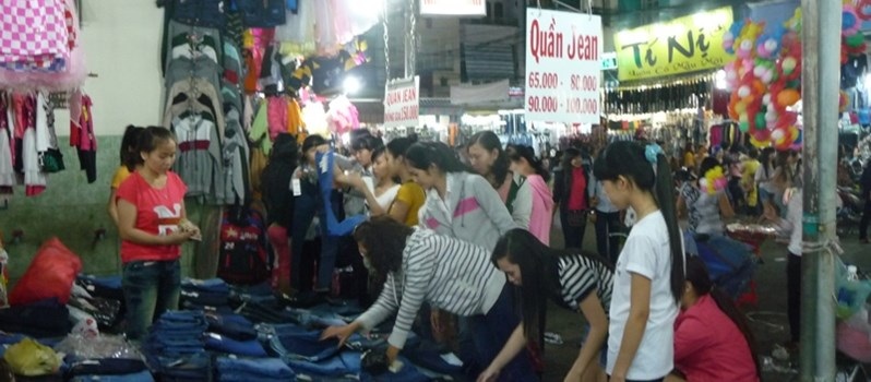 Thưởng tết teo tóp, hàng “sale off” lên ngôi - 1 Thưởng tết teo tóp, hàng “sale off” lên ngôi