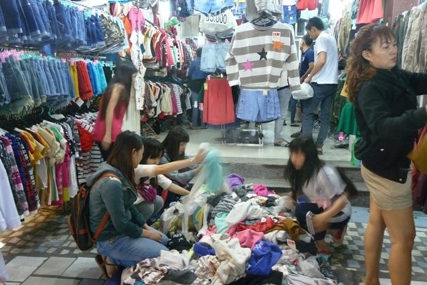 Thưởng tết teo tóp, hàng “sale off” lên ngôi - 2 Thưởng tết teo tóp, hàng “sale off” lên ngôi