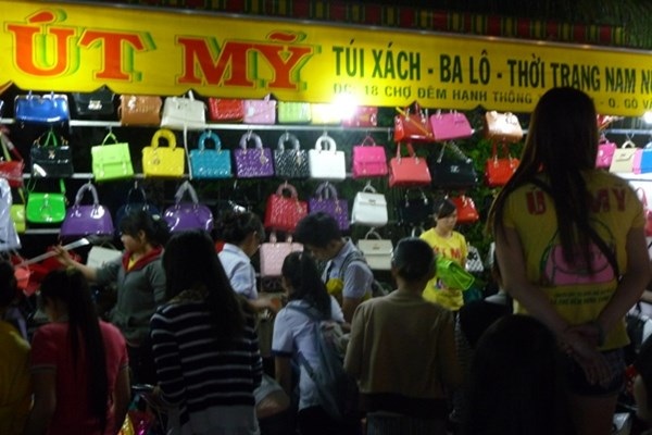 Thưởng tết teo tóp, hàng “sale off” lên ngôi - 3 Thưởng tết teo tóp, hàng “sale off” lên ngôi