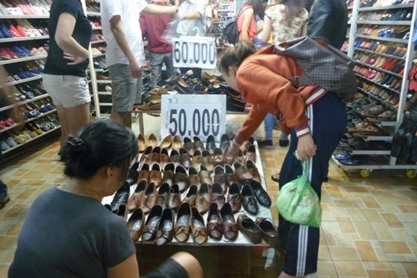 Thưởng tết teo tóp, hàng “sale off” lên ngôi - 4 Thưởng tết teo tóp, hàng “sale off” lên ngôi