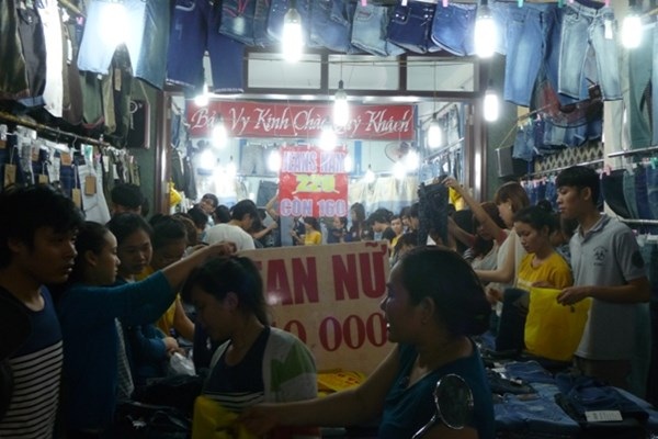 Thưởng tết teo tóp, hàng “sale off” lên ngôi - 5 Thưởng tết teo tóp, hàng “sale off” lên ngôi