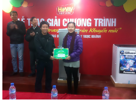 Siêu thị Hiway trao giải chương trình “Tưng bừng khai trương, ngập tràn khuyến mãi” - 3 Chị Mai vui mừng khi nhận giải thưởng từ chương trình